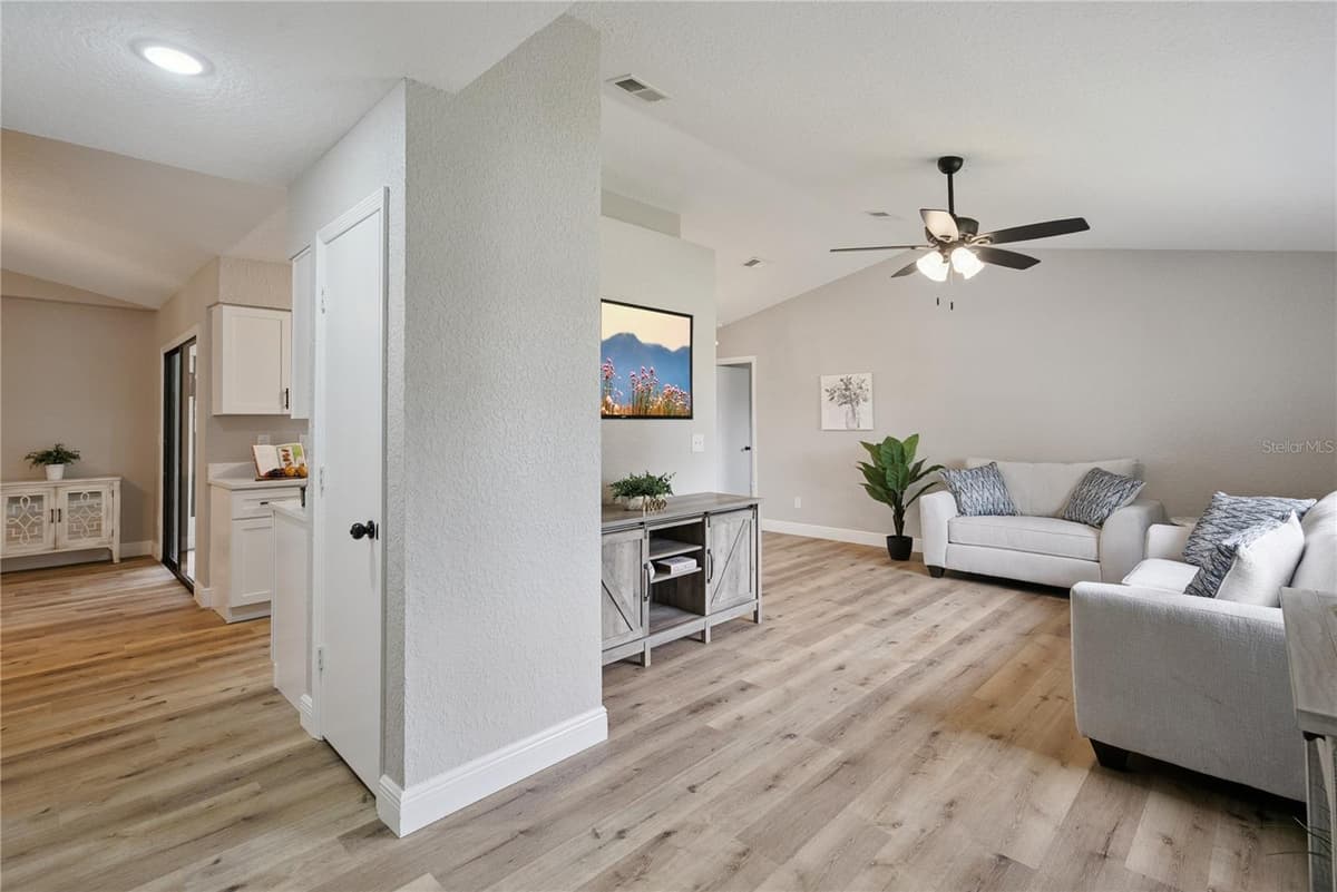 1110 CATHERINE STREET — photo 10 of 51