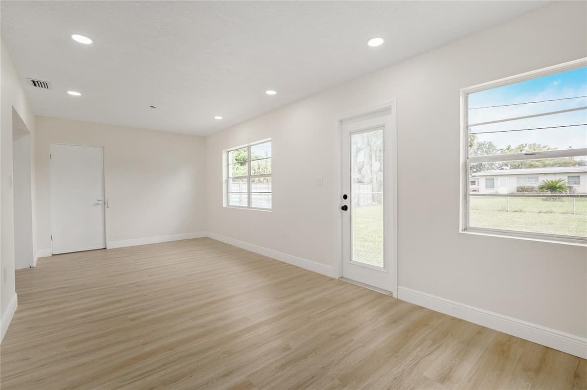 3733 SURREY DRIVE — photo 17 of 54