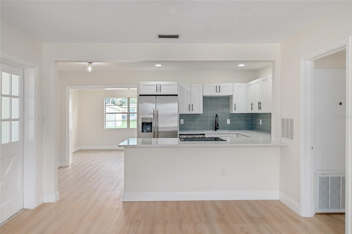 3733 SURREY DRIVE — photo 12 of 54