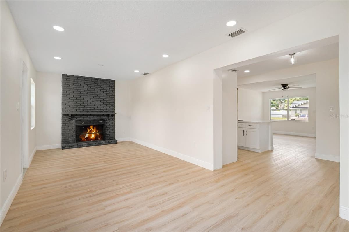 3733 SURREY DRIVE — photo 16 of 54