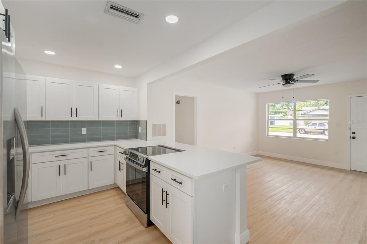 3733 SURREY DRIVE — photo 11 of 54