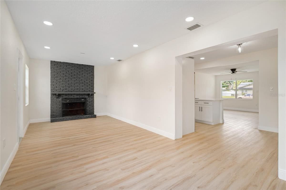 3733 SURREY DRIVE — photo 15 of 54