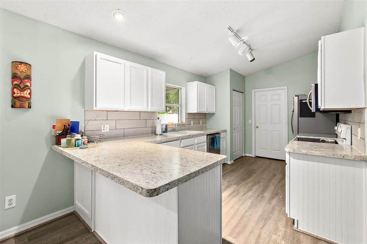 17 PINELARK LANE — photo 11 of 29