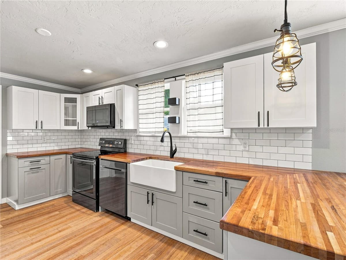813 LIVE OAK STREET — photo 11 of 29