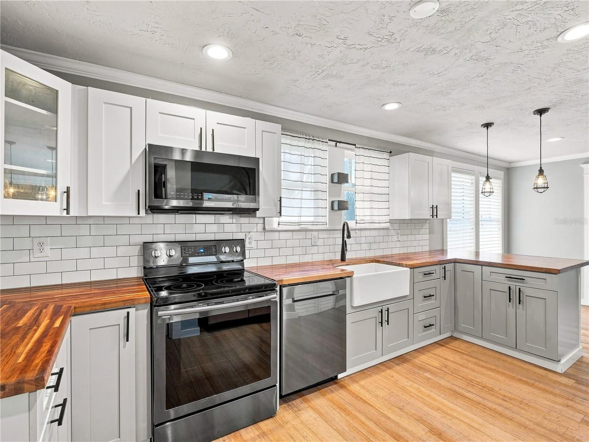 813 LIVE OAK STREET — photo 13 of 29