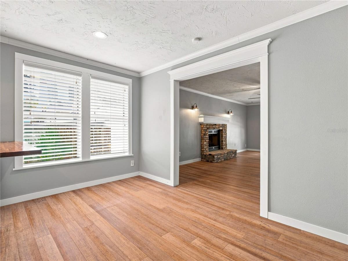 813 LIVE OAK STREET — photo 7 of 29