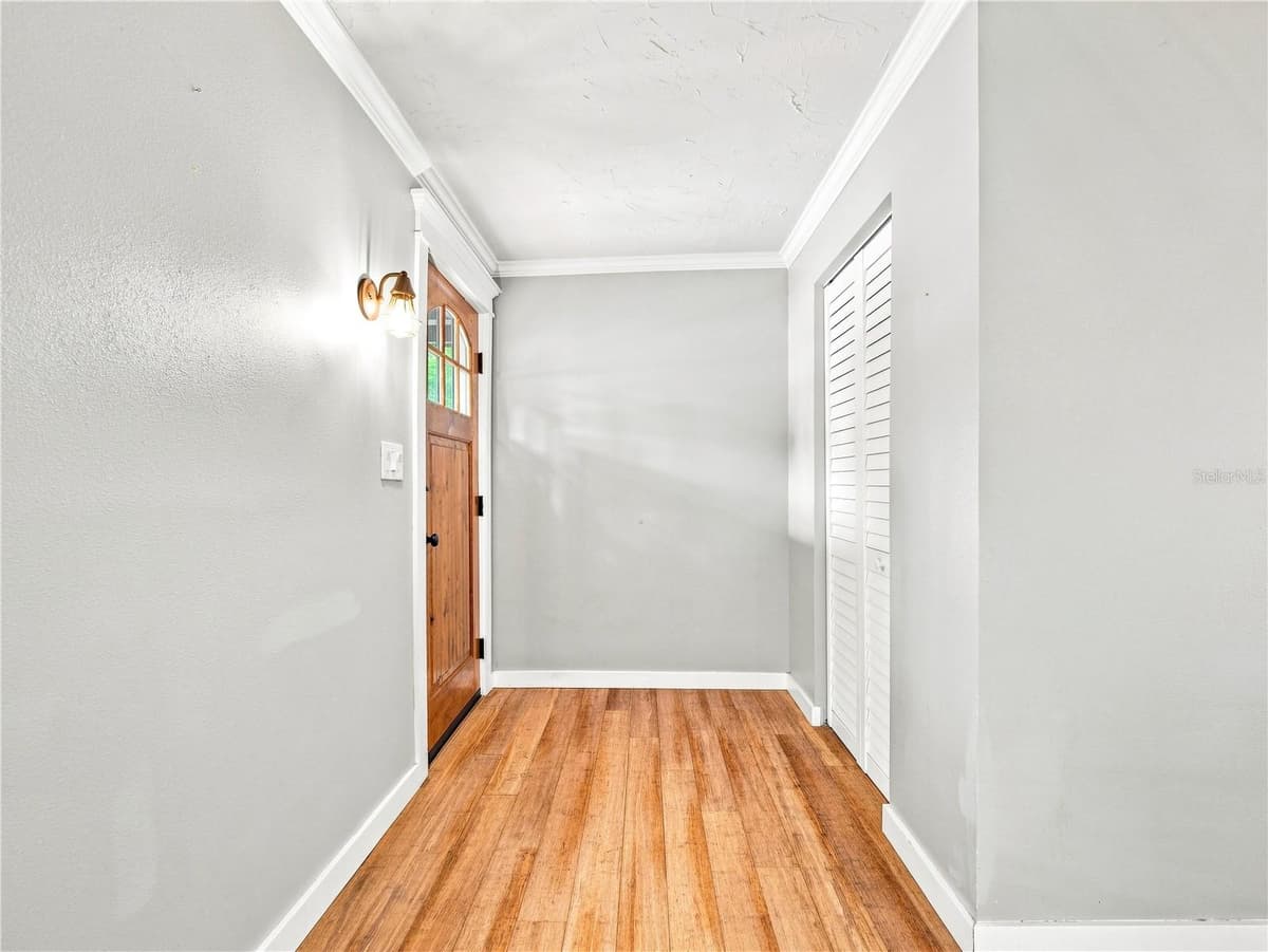 813 LIVE OAK STREET — photo 2 of 29