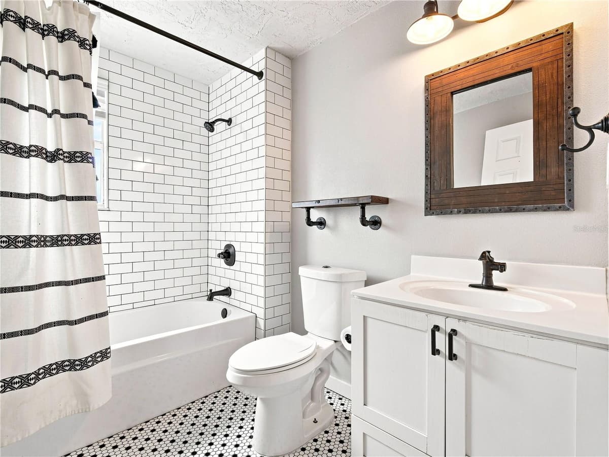 813 LIVE OAK STREET — photo 23 of 29