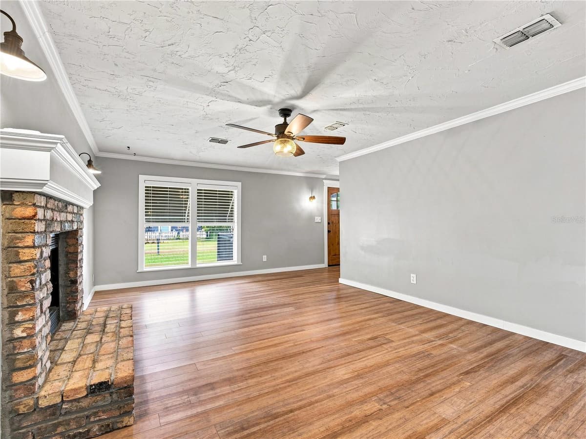 813 LIVE OAK STREET — photo 5 of 29