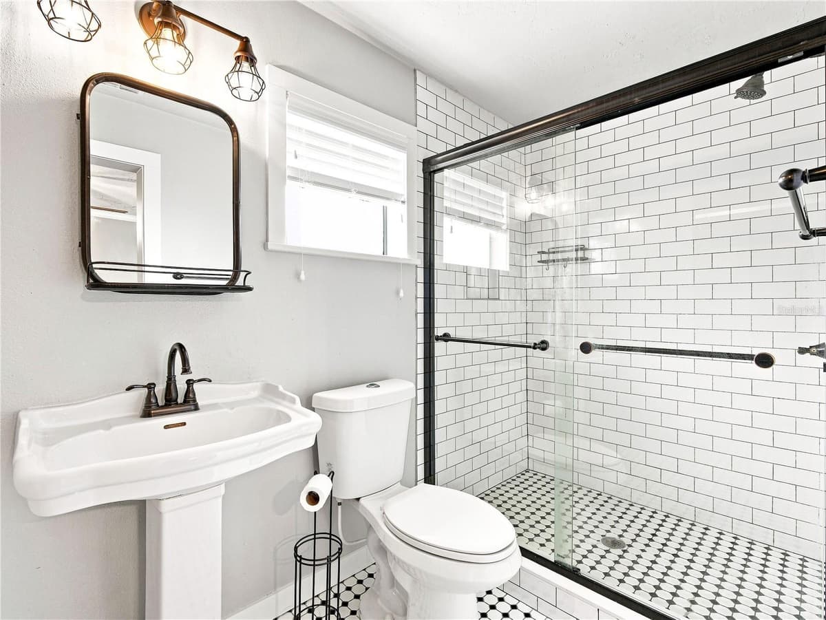 813 LIVE OAK STREET — photo 18 of 29