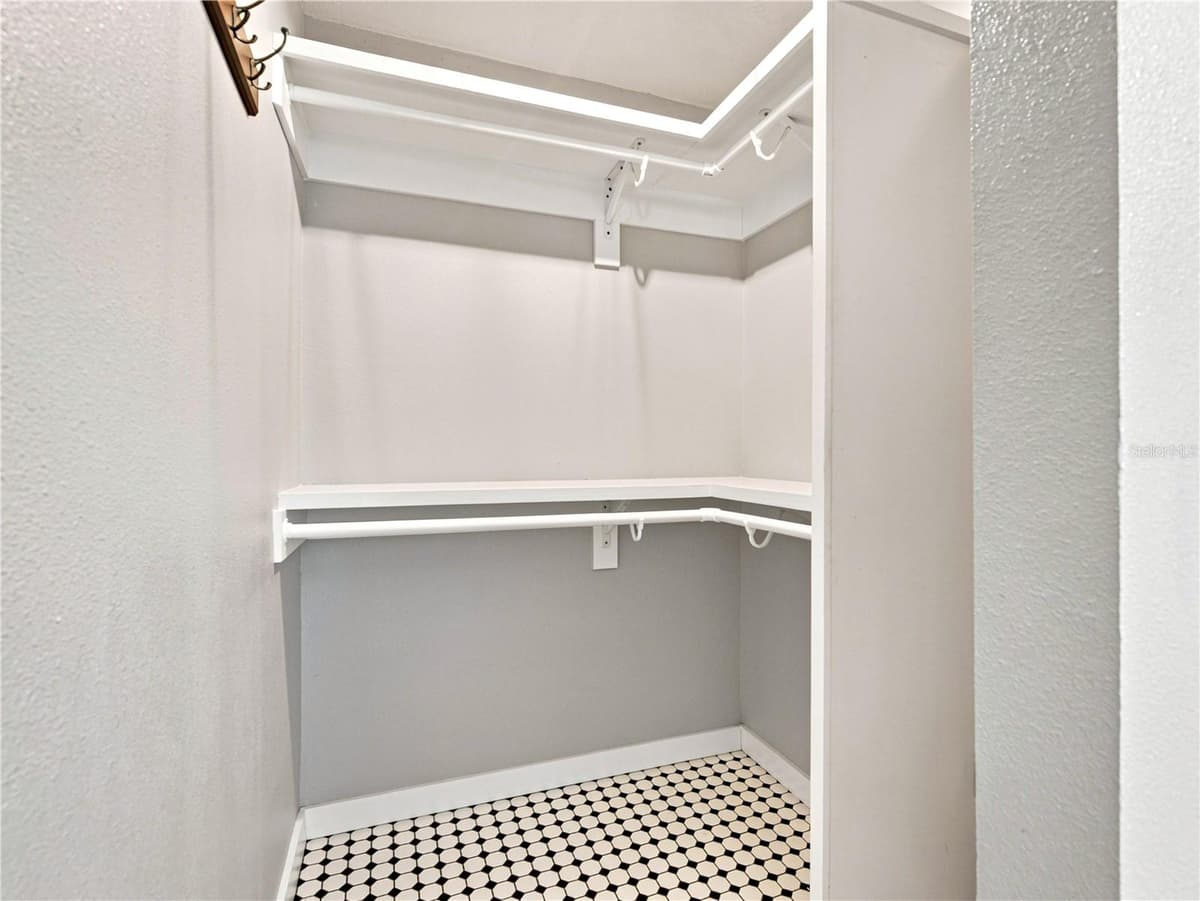 813 LIVE OAK STREET — photo 20 of 29