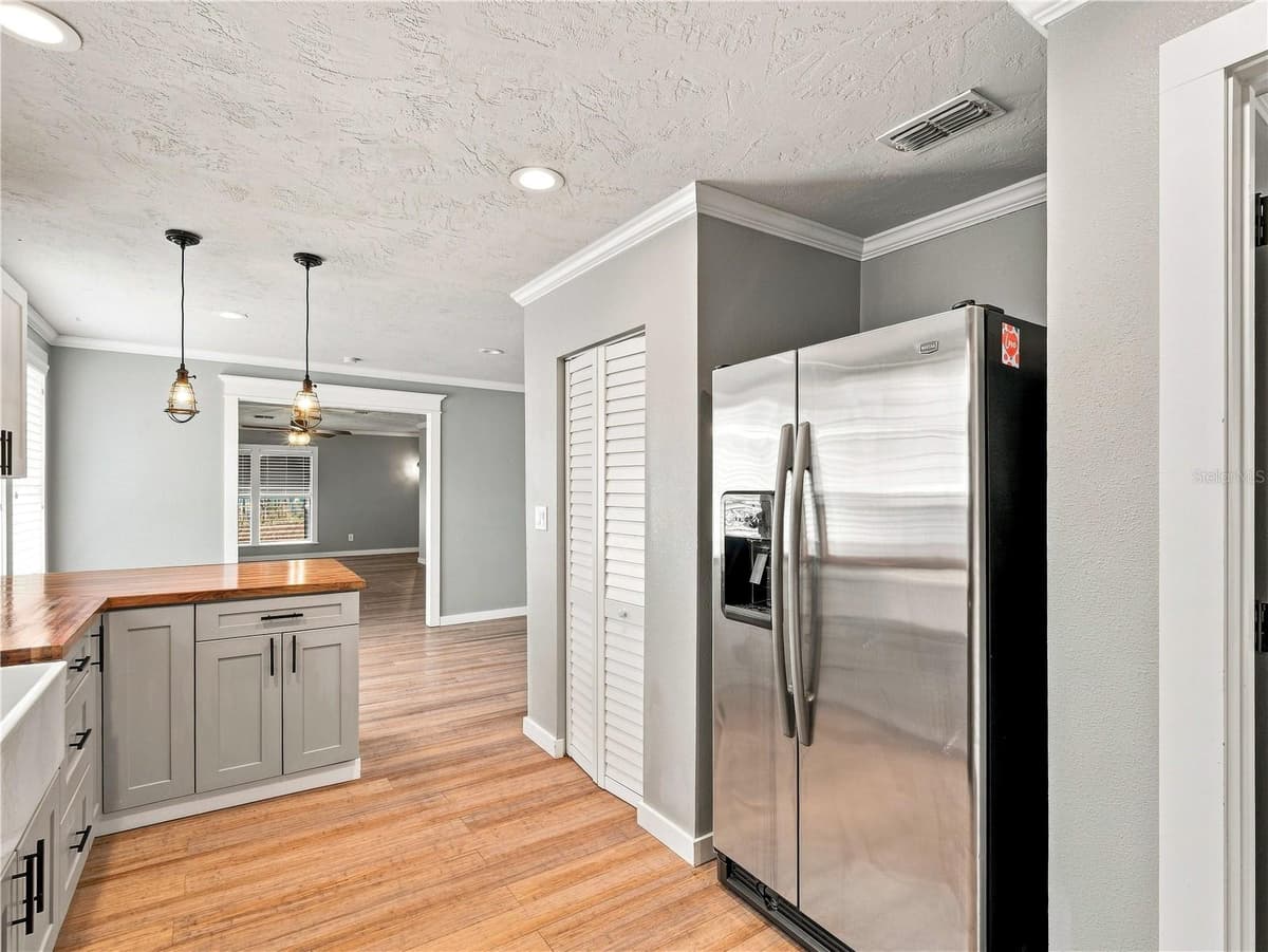 813 LIVE OAK STREET — photo 14 of 29
