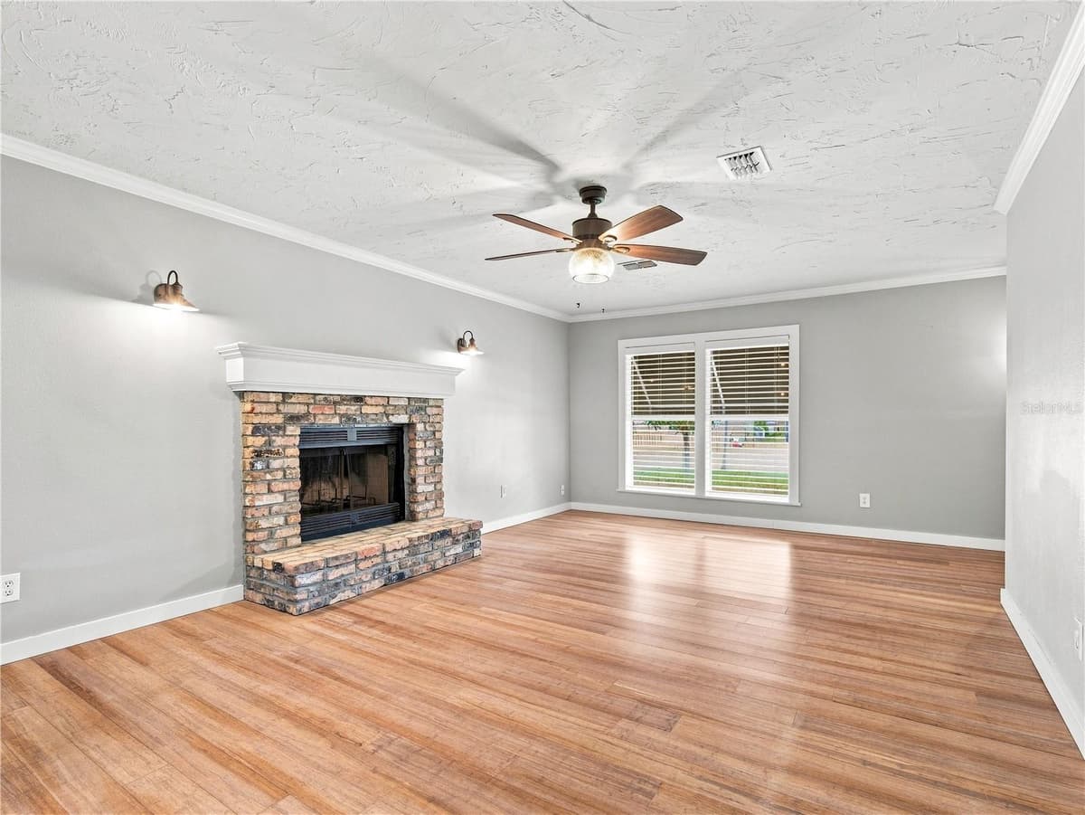 813 LIVE OAK STREET — photo 4 of 29