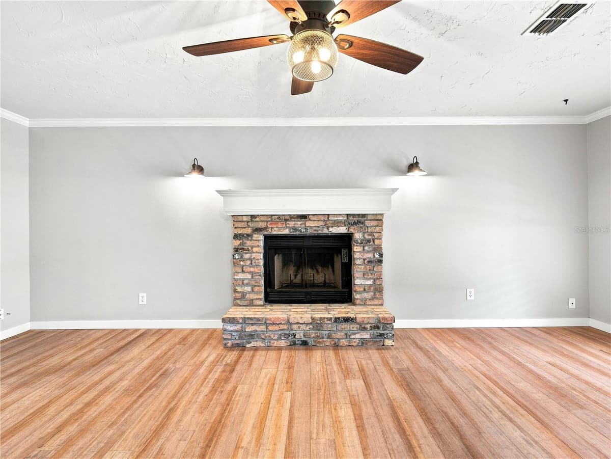 813 LIVE OAK STREET — photo 6 of 29