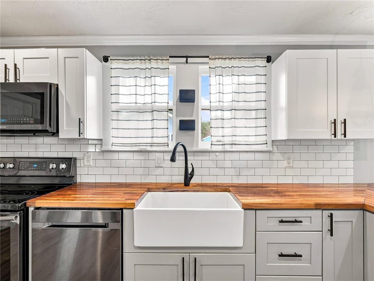 813 LIVE OAK STREET — photo 12 of 29