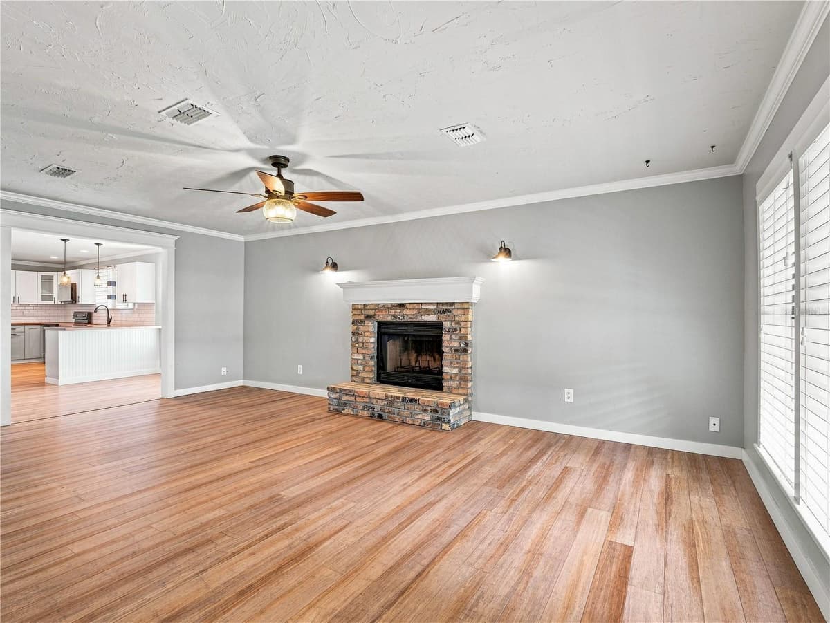 813 LIVE OAK STREET — photo 3 of 29
