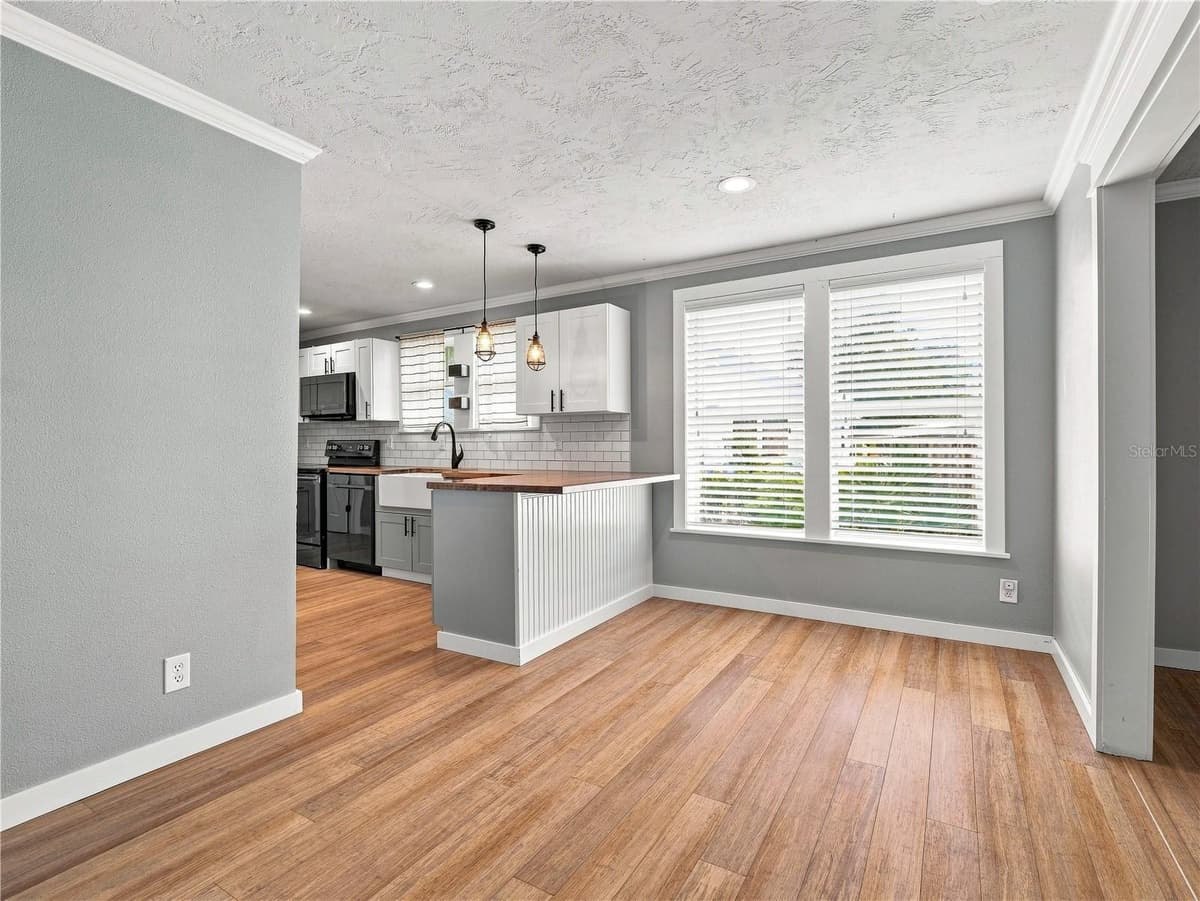 813 LIVE OAK STREET — photo 8 of 29