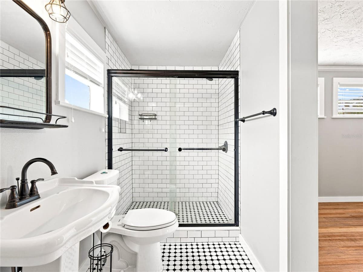 813 LIVE OAK STREET — photo 19 of 29