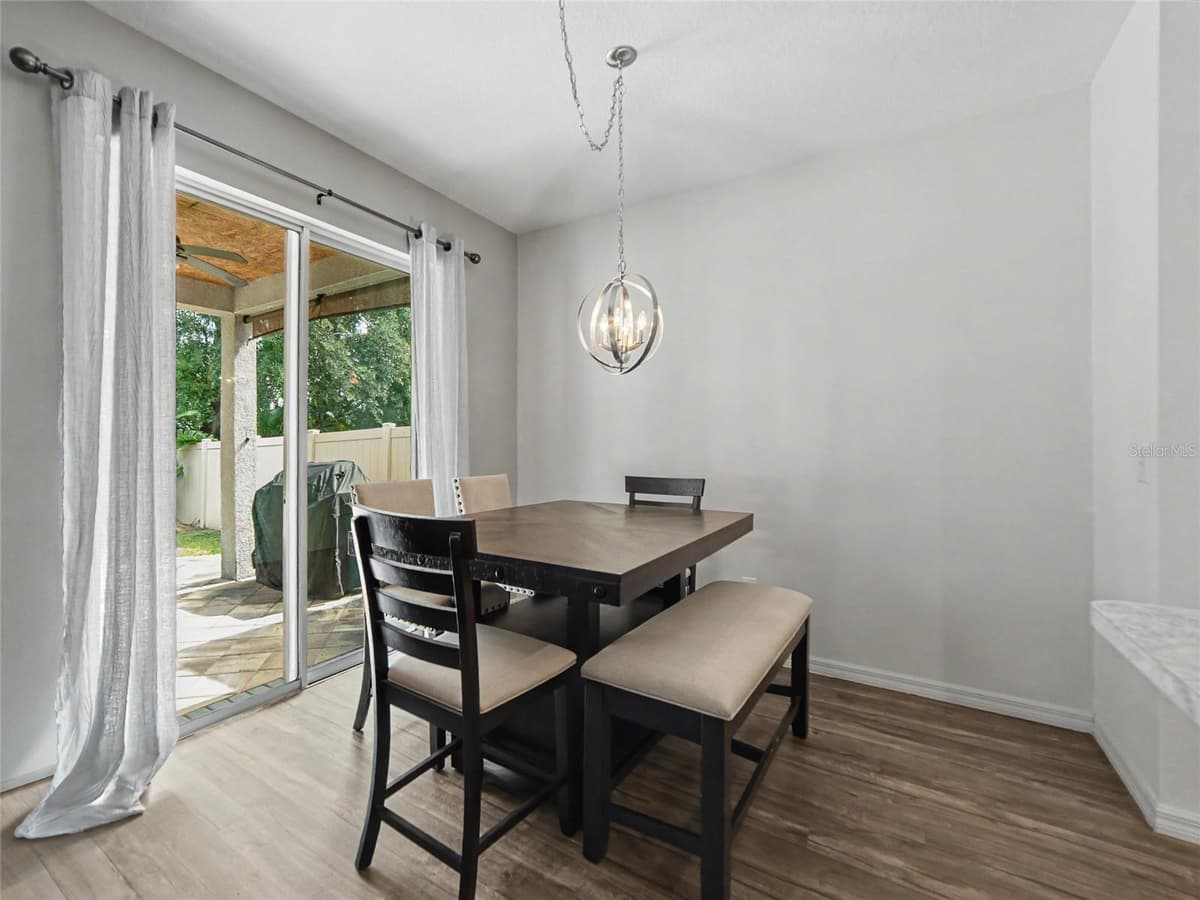 7508 SUNSHINE BRIDGE AVENUE — photo 10 of 38