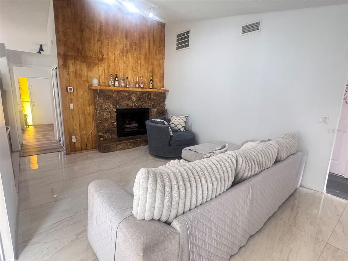 304 SHADOW OAK DRIVE — photo 3 of 50