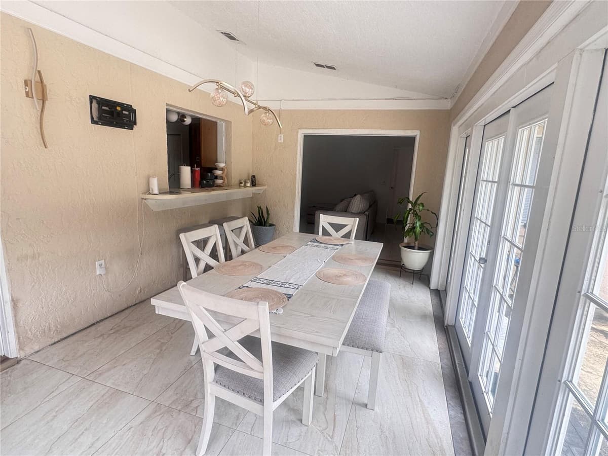304 SHADOW OAK DRIVE — photo 4 of 50
