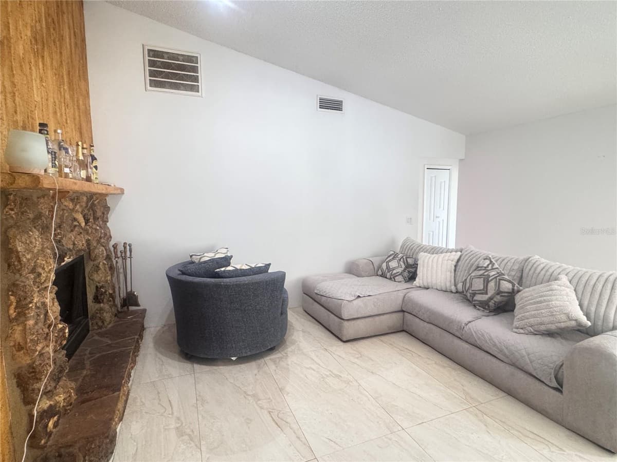 304 SHADOW OAK DRIVE — photo 16 of 50