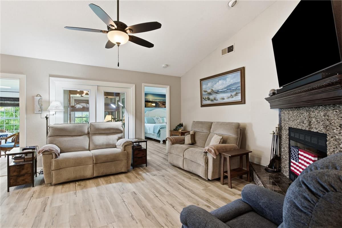 11722 CURRIE LANE — photo 4 of 40