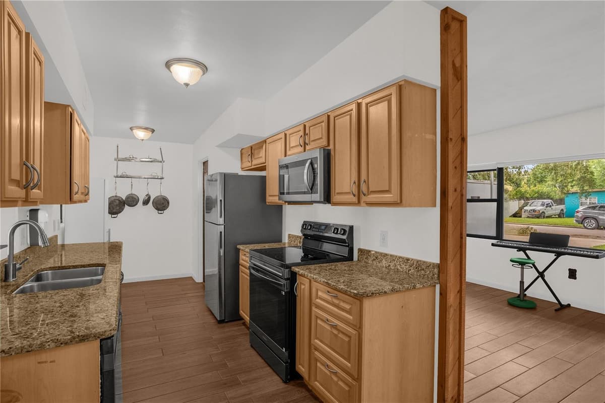 125 LAUREN COURT — photo 10 of 37