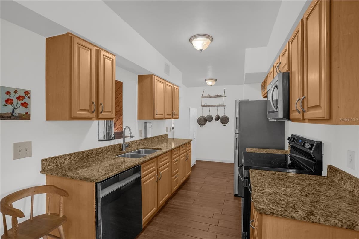 125 LAUREN COURT — photo 4 of 37