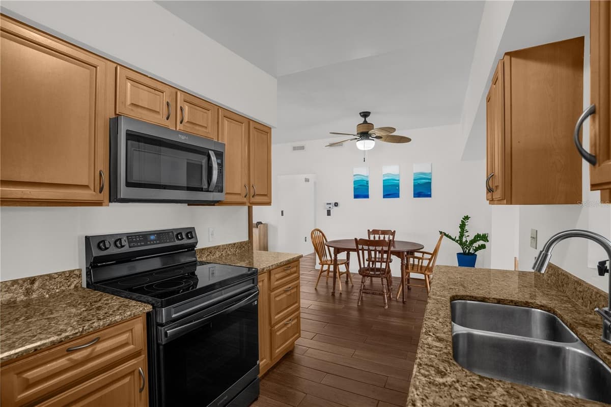 125 LAUREN COURT — photo 8 of 37