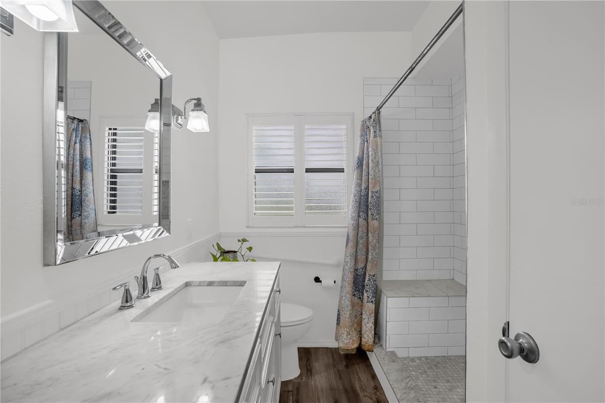 125 LAUREN COURT — photo 14 of 37