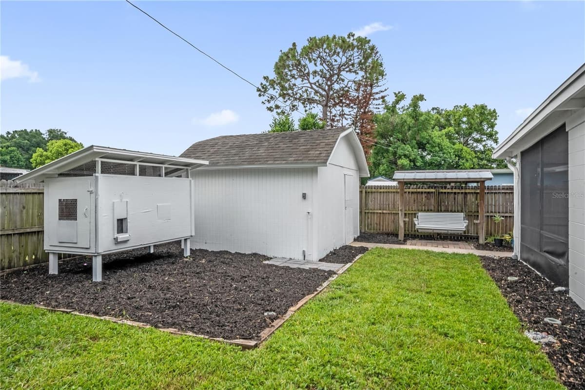 125 LAUREN COURT — photo 20 of 37