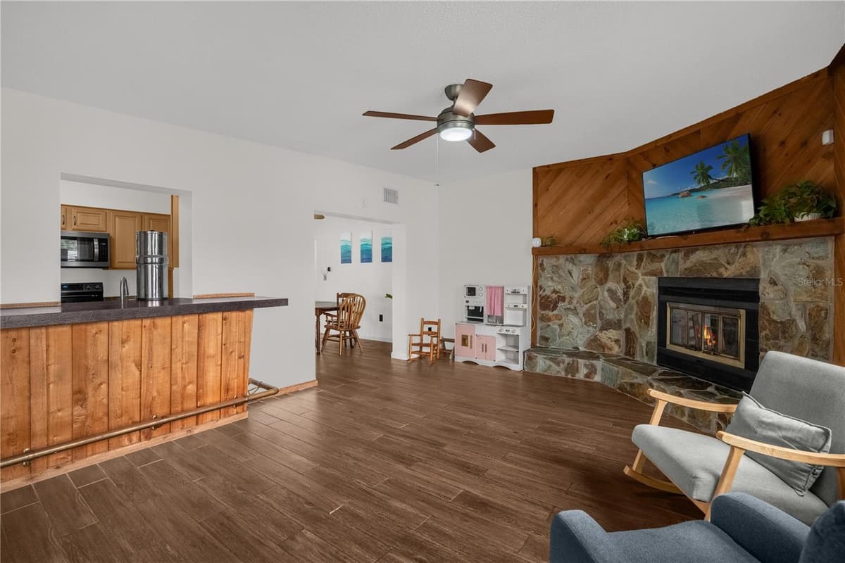 125 LAUREN COURT — photo 6 of 37