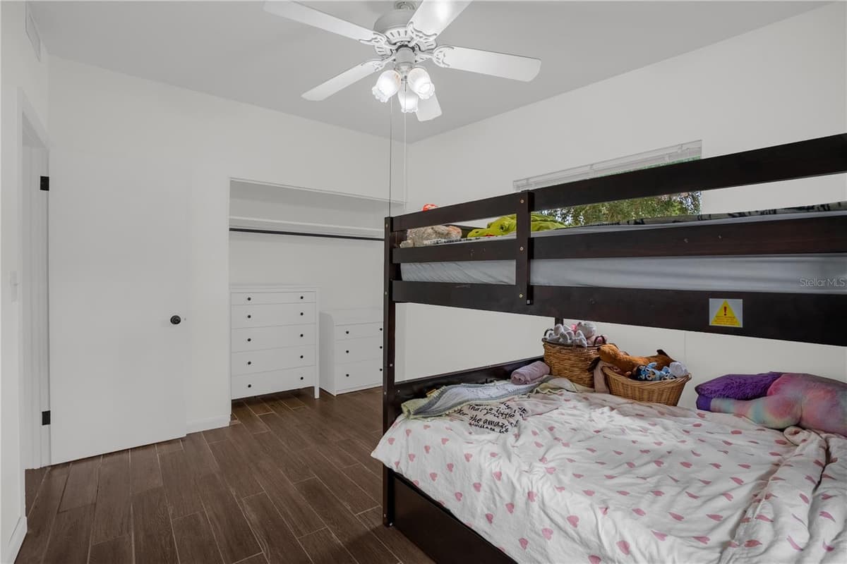125 LAUREN COURT — photo 16 of 37