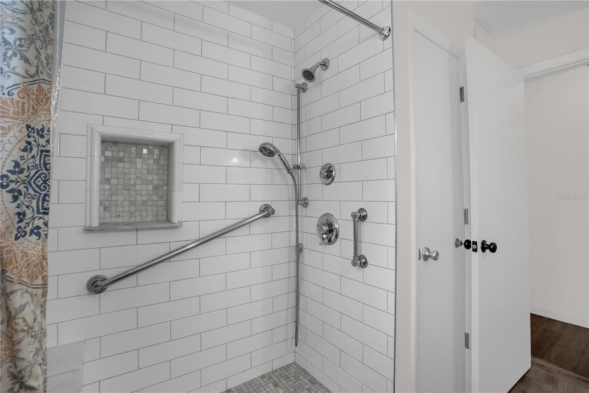 125 LAUREN COURT — photo 34 of 37