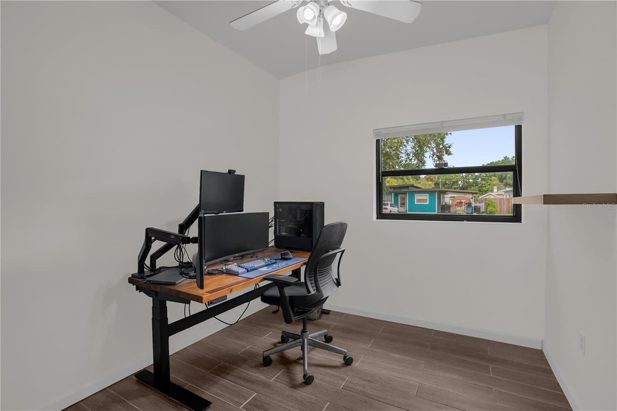 125 LAUREN COURT — photo 15 of 37