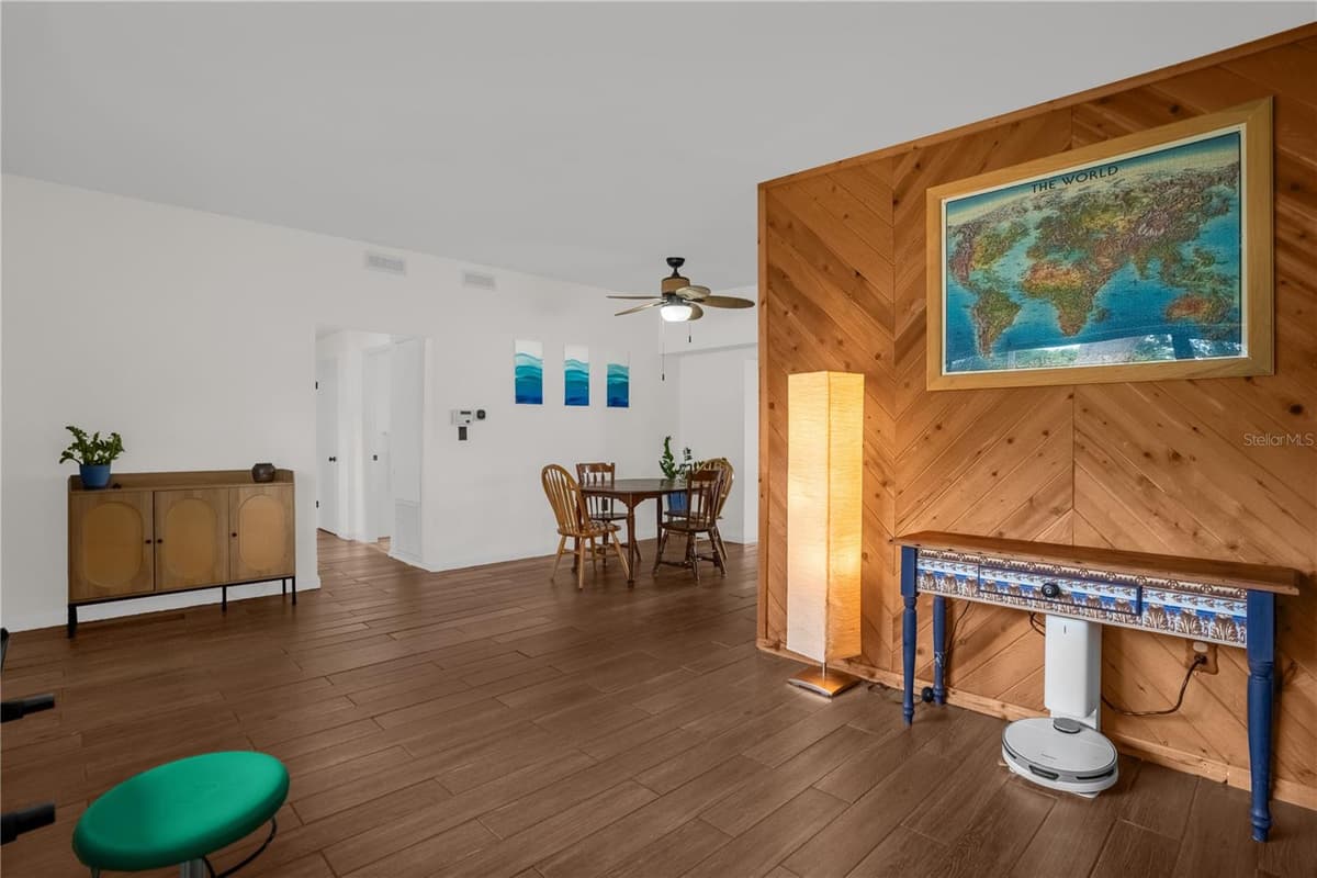 125 LAUREN COURT — photo 11 of 37