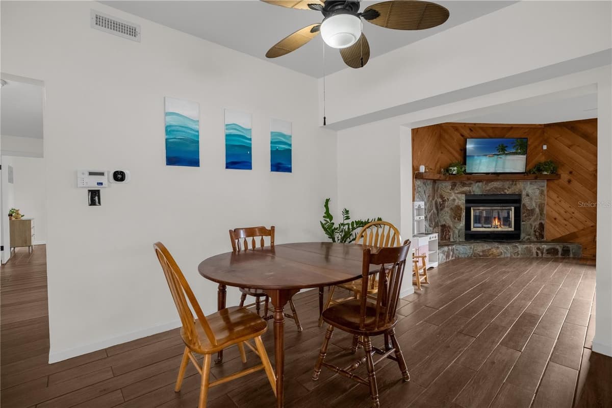 125 LAUREN COURT — photo 7 of 37