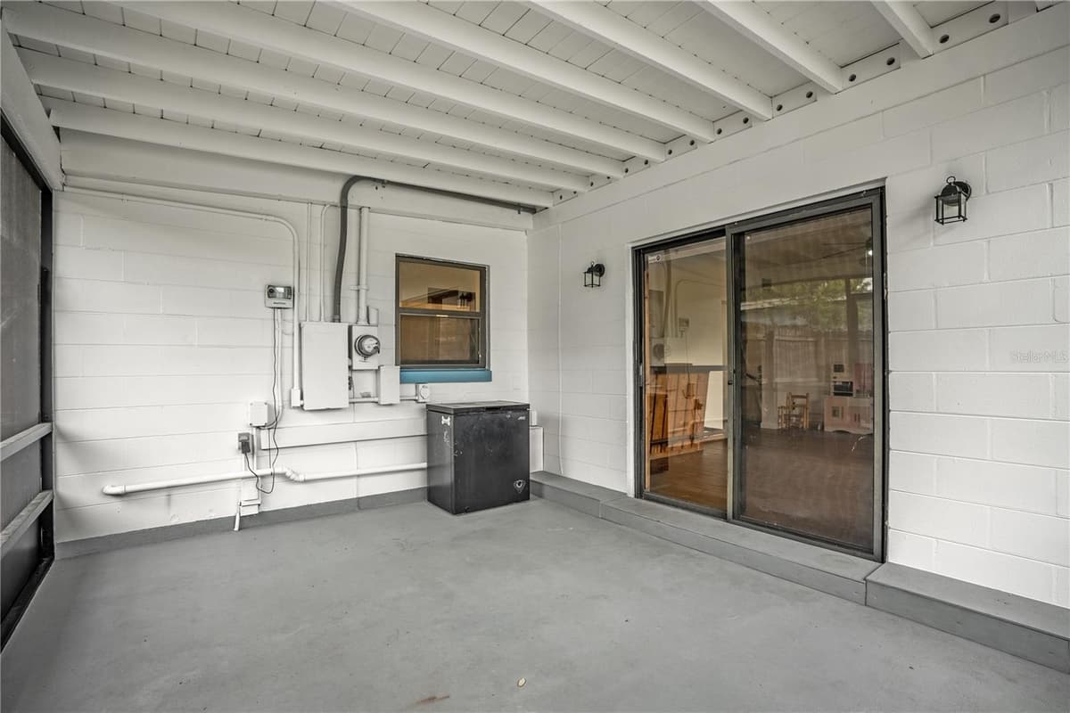 125 LAUREN COURT — photo 18 of 37