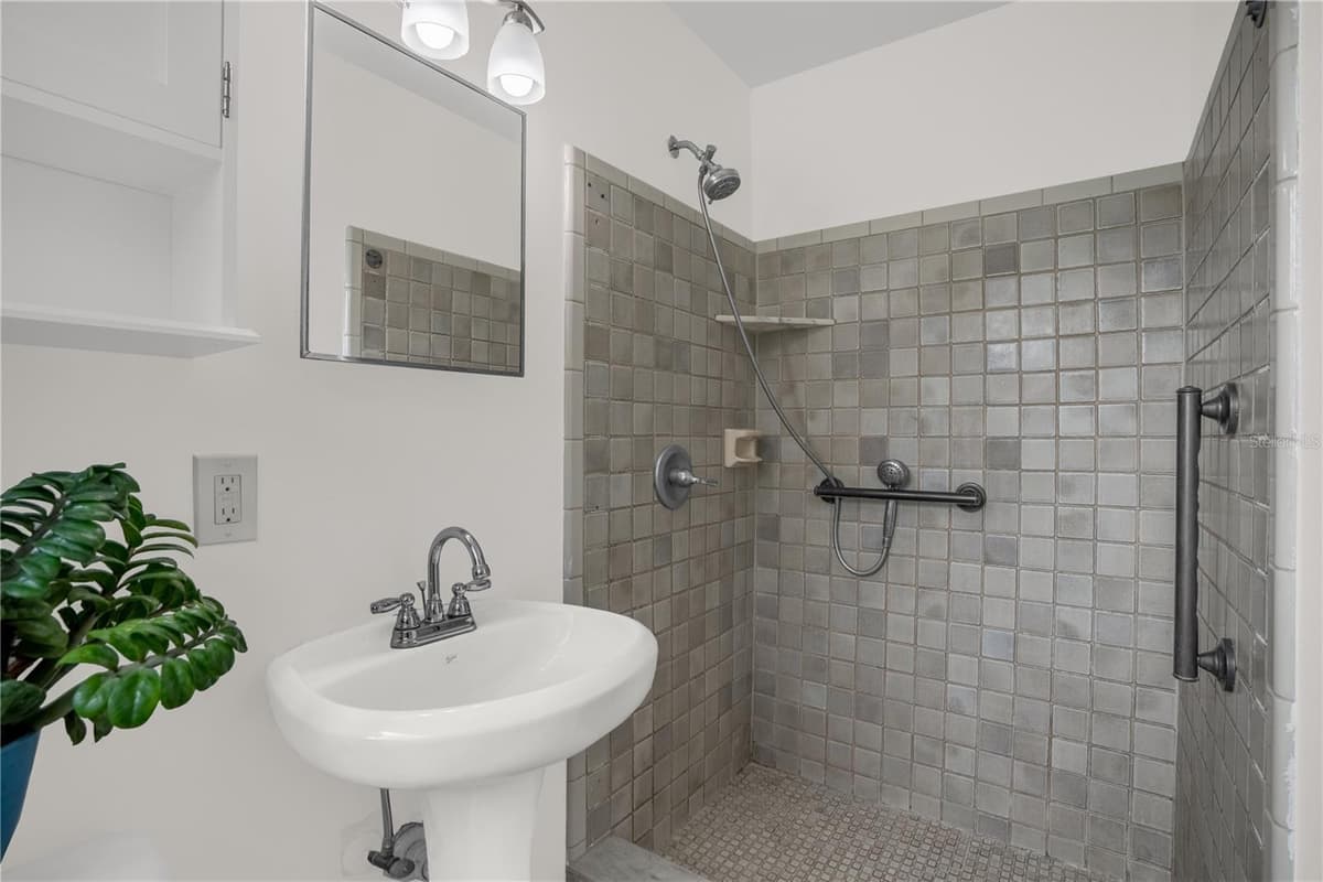 125 LAUREN COURT — photo 13 of 37