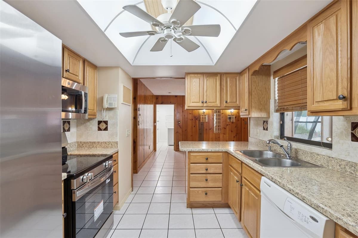 1391 AVALON BOULEVARD — photo 8 of 40
