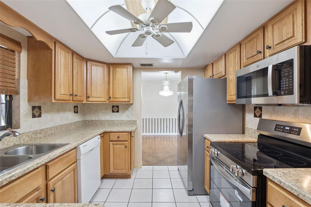 1391 AVALON BOULEVARD — photo 7 of 40
