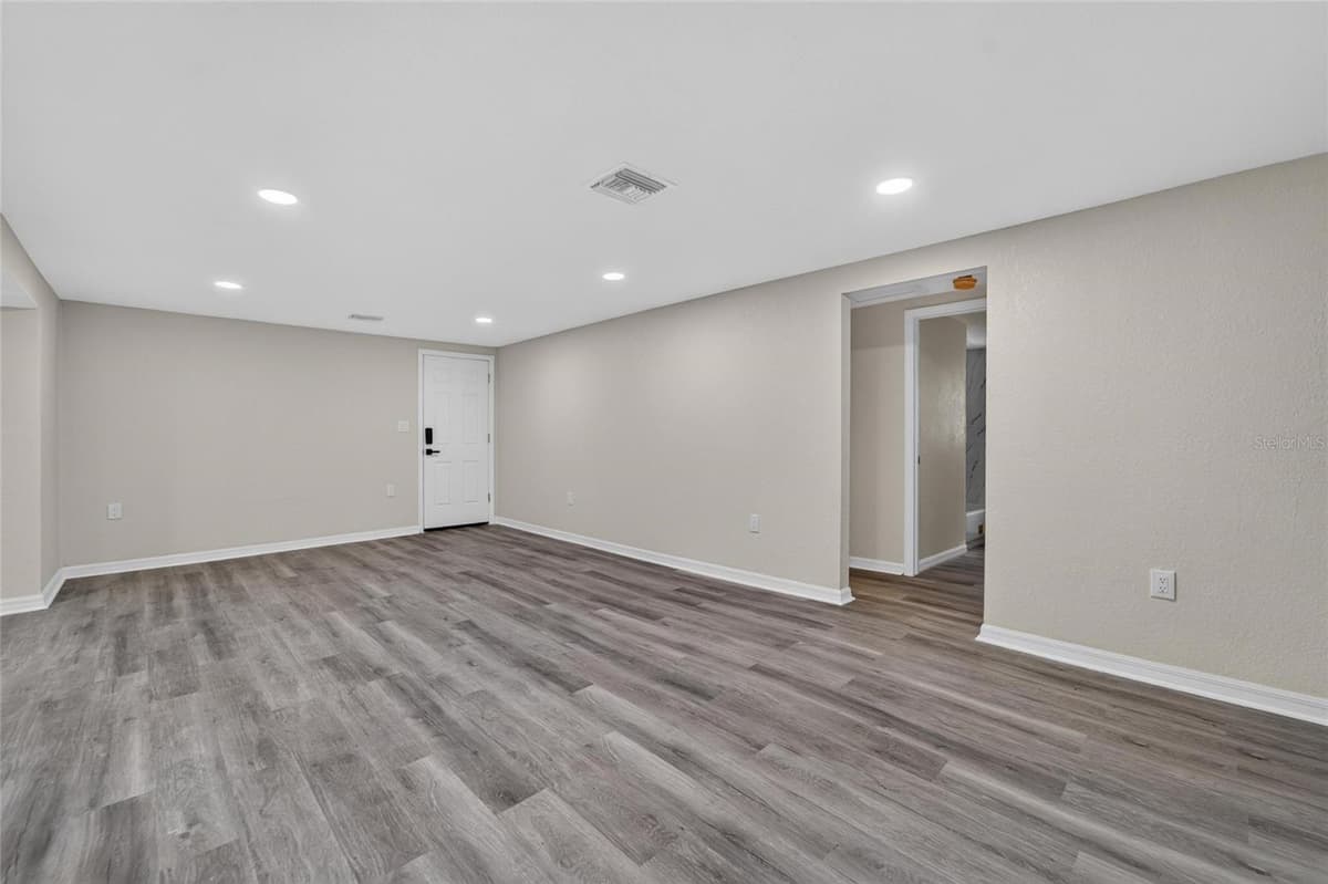 8809 DYER ROAD — photo 13 of 60