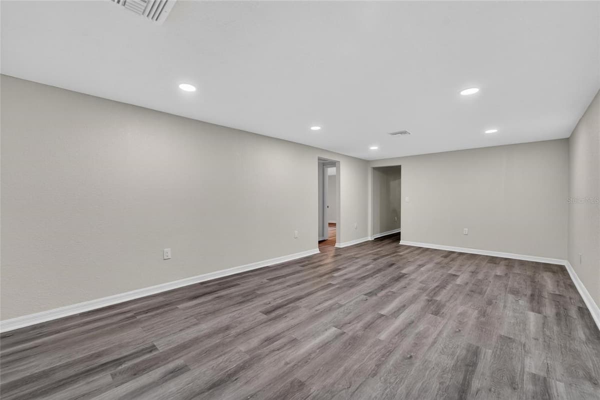 8809 DYER ROAD — photo 11 of 60