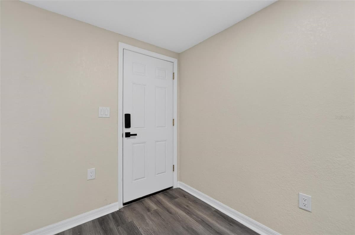 8809 DYER ROAD — photo 10 of 60