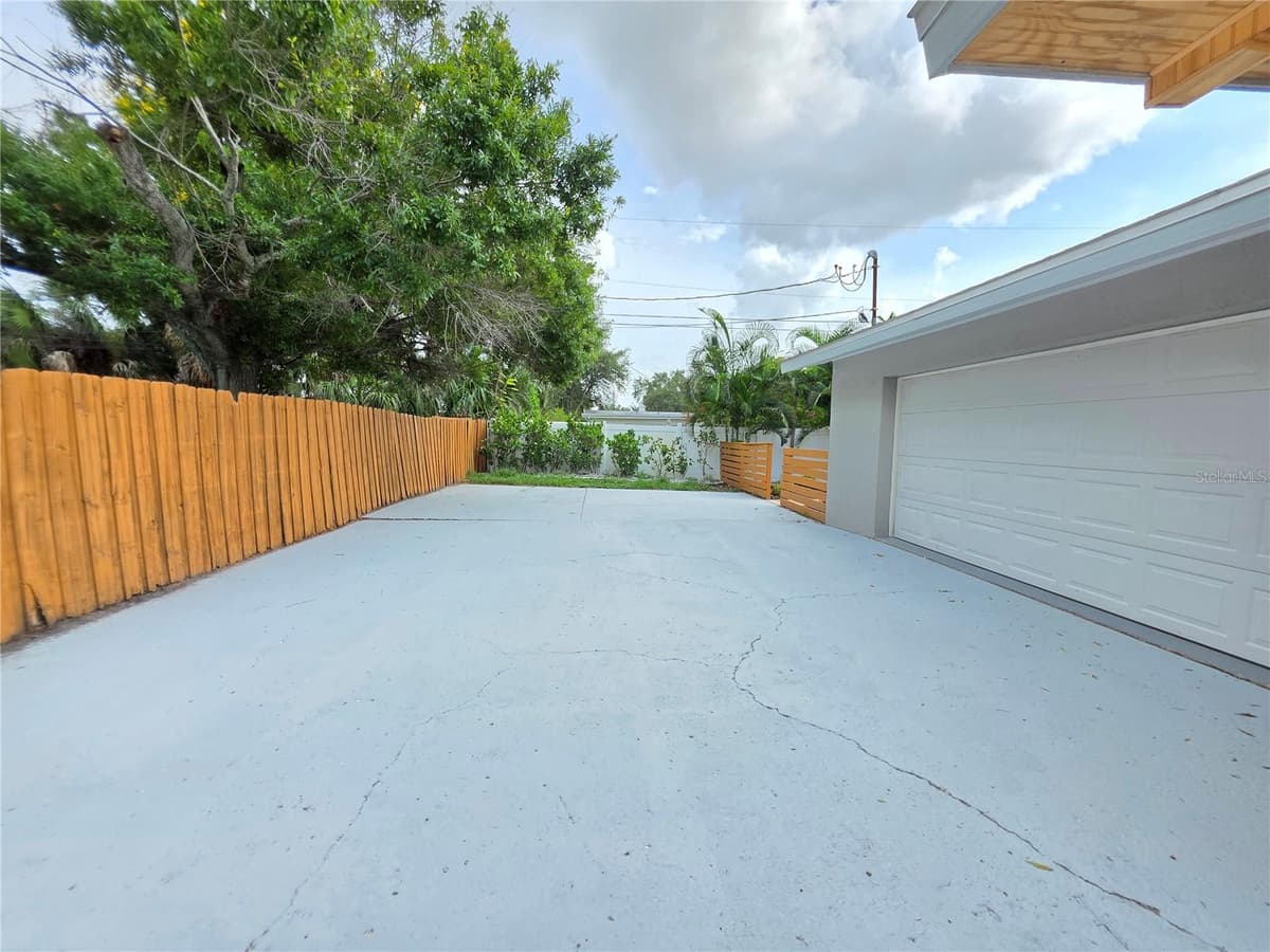 138 DAVISON AVENUE — photo 12 of 65