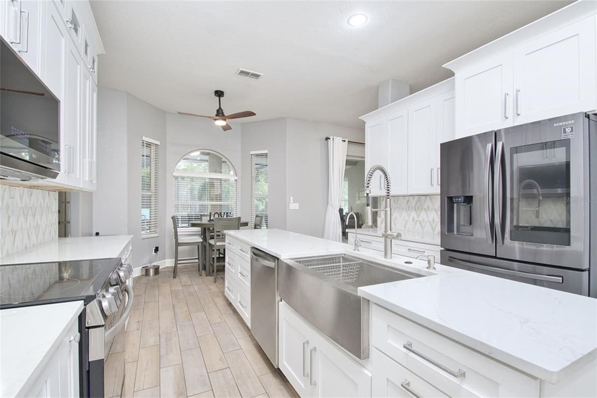 10537 VERSAILLES BOULEVARD — photo 4 of 40