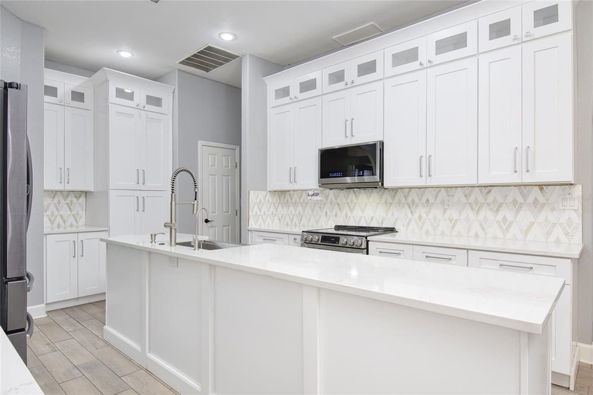 10537 VERSAILLES BOULEVARD — photo 7 of 40