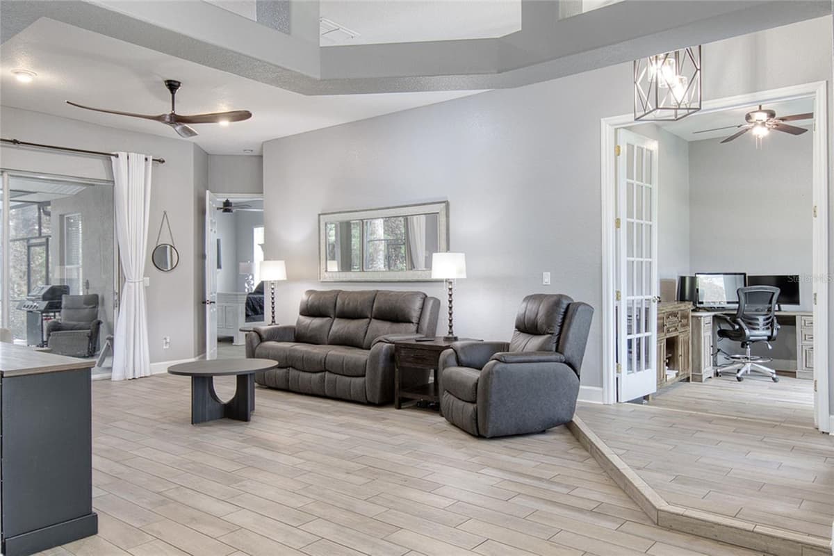 10537 VERSAILLES BOULEVARD — photo 9 of 40