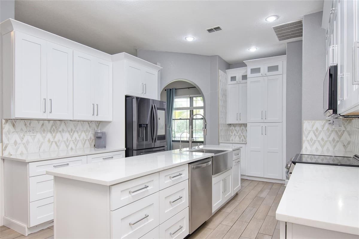 10537 VERSAILLES BOULEVARD — photo 3 of 40